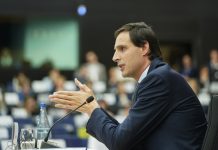 Съветът на ЕС назначи Вопке Хукстра за нов еврокомисар