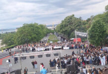 Шествие на бургаските абитуриенти по централните улици на морския град