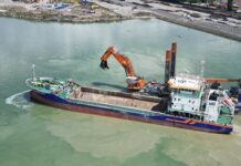 Заместник-министър Анна Натова наблюдава демонстрация на драгажни дейности по проект за удълбочаване на Пристанище Бургас