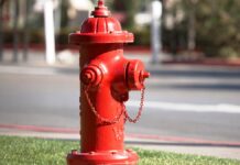 Управител на хотел пълни басейн от противопожарен кран в Несебър