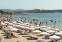 Повечето хора в Бургас избраха плажа пред изборните секции