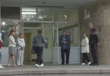 Бургаски родители бяха глобени заради това, че децата им пушат край училище