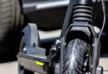 Украинец с тротинетка се блъсна в спрял автомобил на кръстовище в Бургас