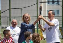 Стефка Костадинова предаде олимпийския огън на Бургас