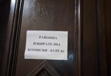 Нарушения преди изборите в Бургас: Ликът на кандидат за евродепутат разлепен по ел табла в центъра, коалиция използвала ученици за агитация