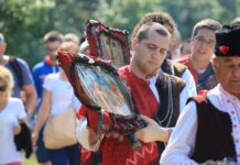 Нестинари изнасят иконите от църквата в Българи и се готвят да влязат в огъня, ако бъдат посочени