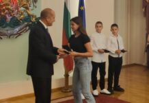 Бургаска ученичка бе наградена от президента Радев