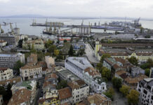 Десетки сигнали в Бургас за силна миризма на нефт, кметът разпореди спешна проверка