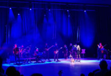 С нестихващи аплодисменти публиката в Бургас приветства Лили Иванова