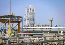 Пожар край пътя за нефтената рафинерия в Бургас