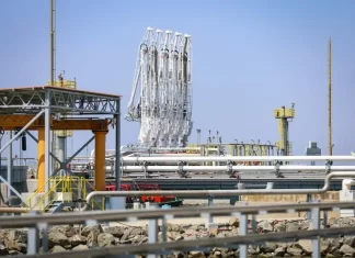 Пожар край пътя за нефтената рафинерия в Бургас