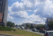 Шофьор на пикап разпиля бутилки на най-оживеното кръгово в Бургас