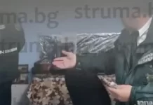 Скрита камера уличи как гранични полицаи си разпределят рушвети