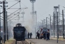 Горящ локомотив на Гара Бургас: Пожарникари овладяха ситуацията без пострадали