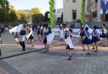 Карнобат отбеляза празника си със стотици жители и гости на пл. „Трети март“