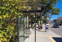 Община Бургас монтира нови заслони на автобусни спирки