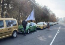 Стотици таксиметрови шофьори протестираха в Бургас срещу поскъпването на застраховката „Гражданска отговорност“