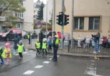 Малчугани и полицаи почетоха жертвите на ПТП в Бургас