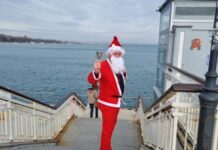 В Бургас коледните празници започнаха с гмуркане в морето въпреки силния вятър