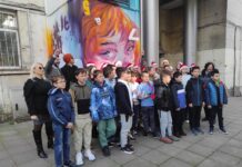 Момиче, вдъхновяващо към наука и знание, украси фасада на училище в Бургас