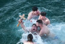 18-годишният Калин Узунов спаси кръста в Бургас