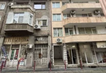 Полиция обкръжи стара сграда на ул. „Гео Милев” в Бургас, открито е тялото на мъж