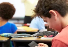 Пълна забрана за телефони и електронни устройства в училище предлага МОН