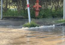 ВиК авария превърна улици в езеро в Морската градина на Бургас