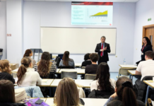 Студенти от Бургаския свободен университет и финансови експерти обсъдиха управление на лични финанси и инвестиции