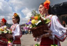 Пъстри носии, лазарски песни и петльови пера: Еркечкият обичай оживява в Етнографския музей в Бургас
