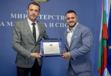 Министър Иван Пешев отличи европейския шампион по вдигане на тежести Карлос Насар