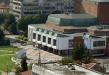 Петима младежи задържани за кражба от покрива на Държавната опера в Бургас