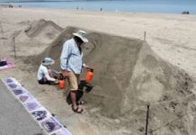 Чужденци изрисуваха ликовете на Ботев и Левски на плажа в Бургас