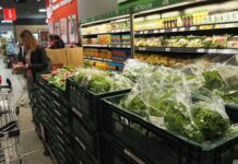 Търговци в „Слънчев бряг“ алармират: Чужденците вече настояват да плащат в евро заради етикетите в магазините