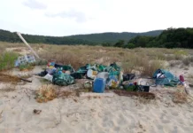 Доброволци събраха 10 чувала боклук от плажа на устието на Ропотамо