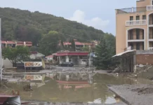 Трагедия в Елените: прокуратурата разследва смъртта на багерист и бивш полицай след водния ад