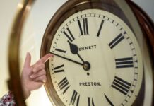 Тази нощ връщаме стрелките назад – започва зимното часово време