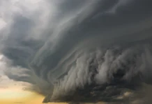 Циклон носи валежи, гръмотевици и силни ветрове над страната