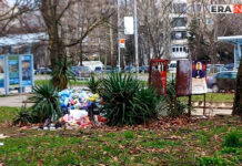 Боклуци заливат една от най-натоварените спирки в Бургас