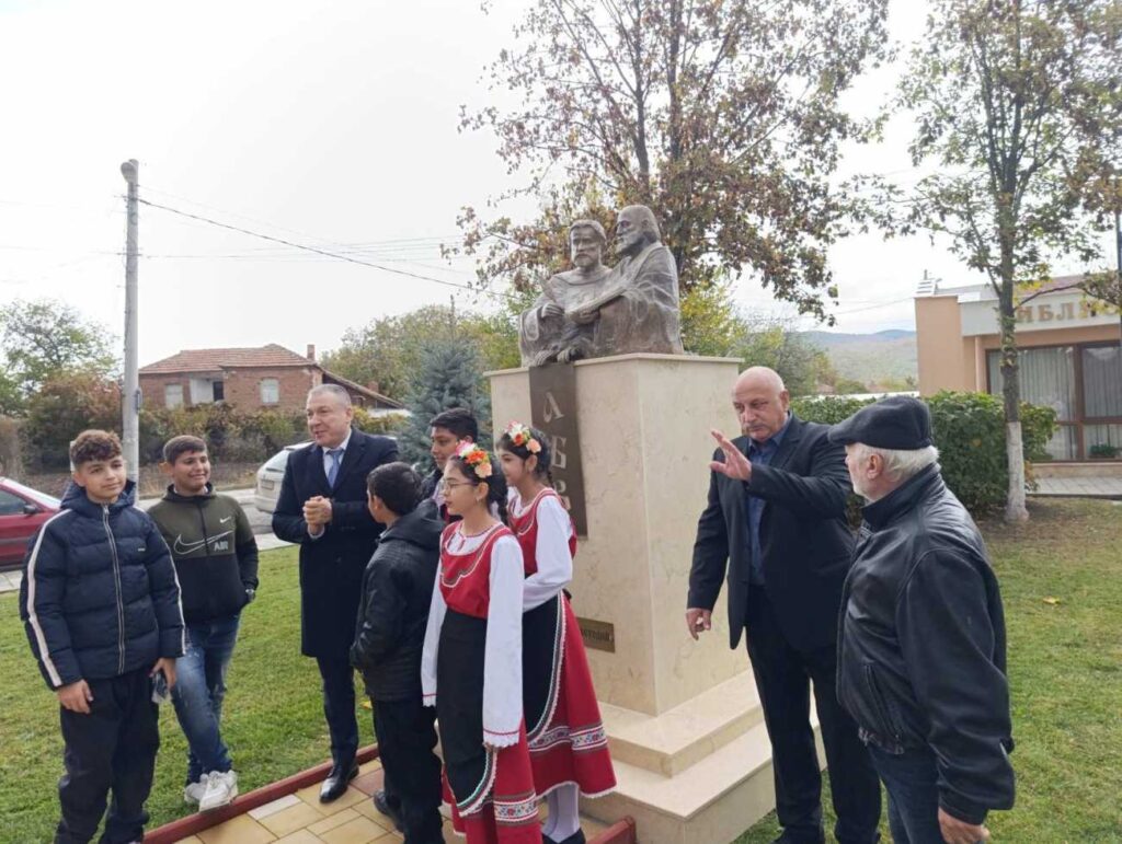 Бюст-паметник на Кирил и Методий беше открит в несебърското с. Гюльовца